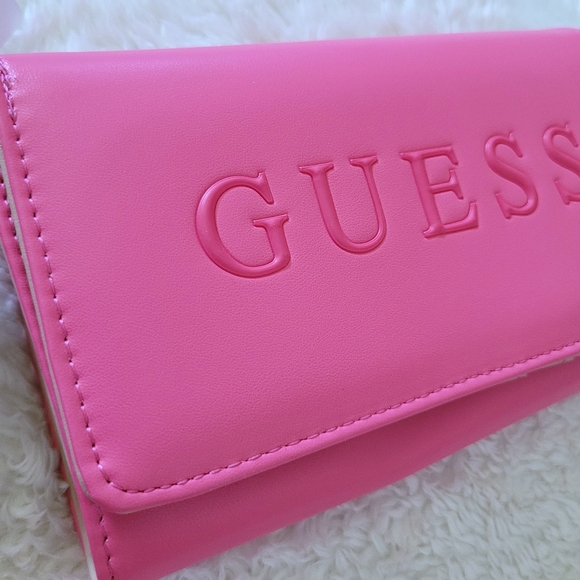 Guess❓️ "Finnian" Wristlet - NWT - Picture 2 of 16